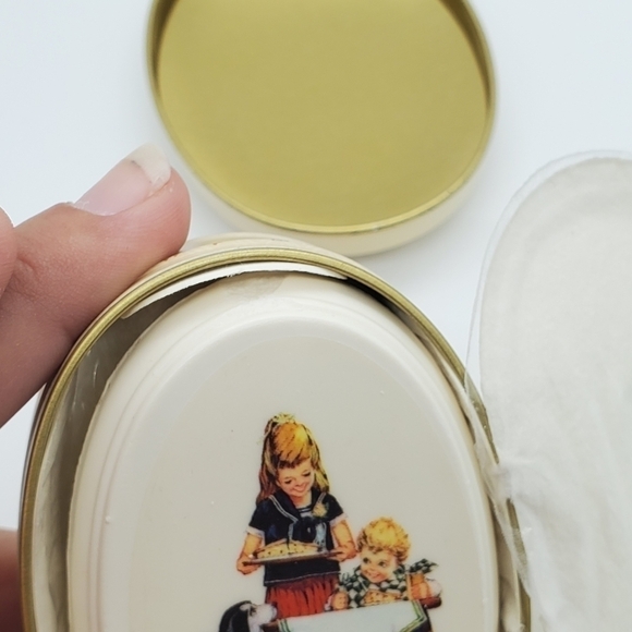 VTG new old stock Grandmother's are Special tin & Scented soap - Picture 12 of 13